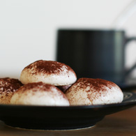 Petites meringues nature et chocolat amer